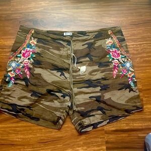 Johnny Was Los Angeles camouflage embroidered shorts XL pockets